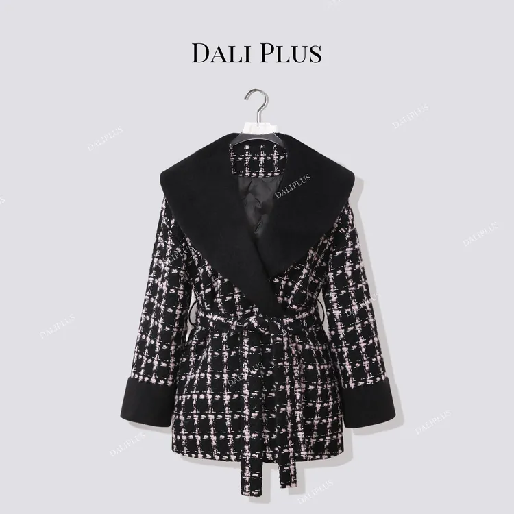 DALI PLUS“披肩大翻领粉格子三星95鹅绒”收腰羽绒服-D5ST1637