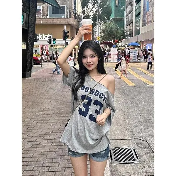 美式复古辣妹斜肩T恤女夏季2025新款宽松设计感小众一字露肩上衣 