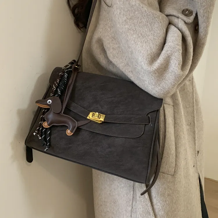 大容量休闲斜挎包女2025秋冬新款日常通勤单肩包高级感复古小方包