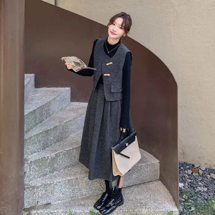 灰色高级感小香风穿搭套装2025秋季新款马甲内搭上衣半身裙三件套