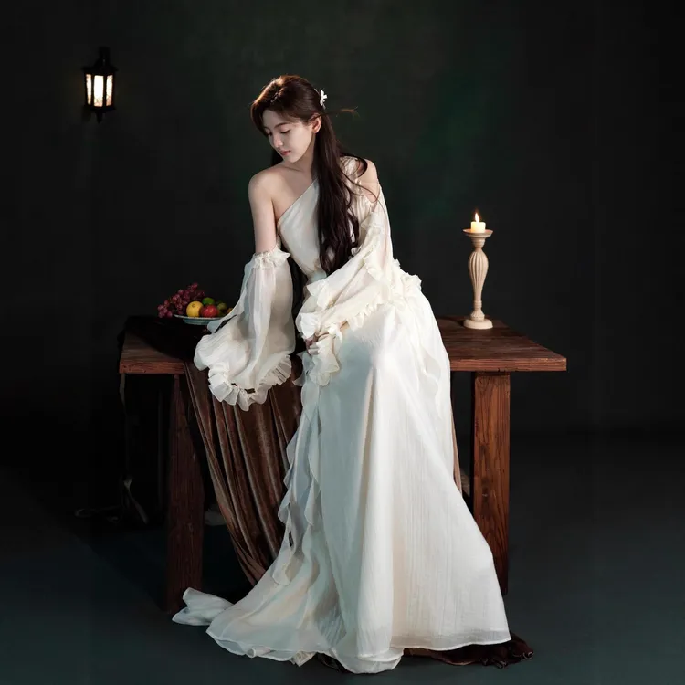 章若楠同款优雅气质设计感斜肩露肩灯笼袖2025夏季新款连衣裙女