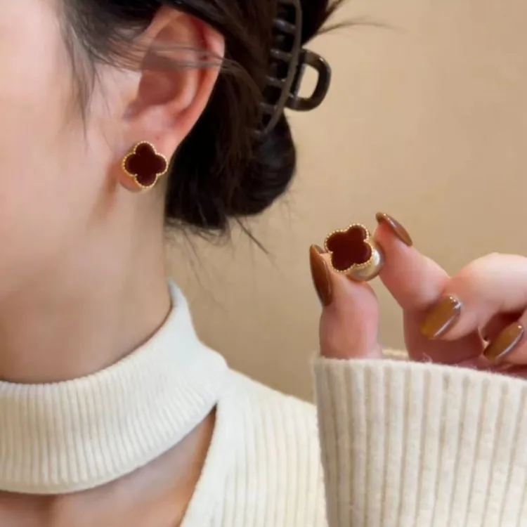 铜合金耳饰  爆款安克拉红色植绒幸运草珠珠耳钉轻奢优雅百搭商品图