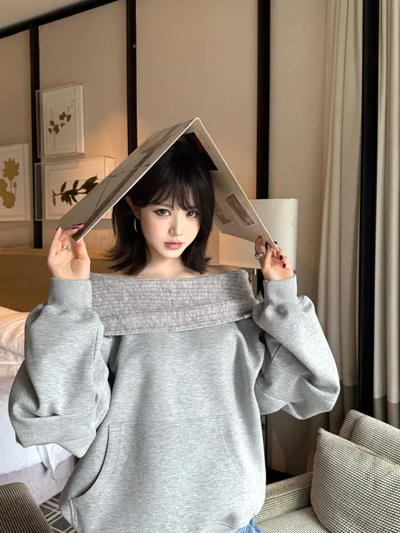 博尔赫斯 斜肩一字领宽松套头连帽灰色卫衣2025新款露肩上衣女秋