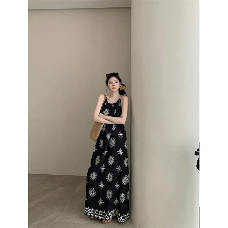 2025夏季新款浪漫温柔甜美慵懒小众设计感工艺提花吊带过膝长裙女