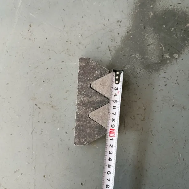工程车翻斗车自卸车后门防跳固定装置货箱尾门固定齿咬齿