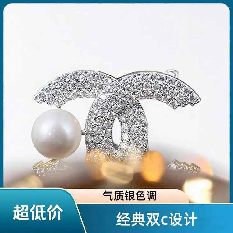 铜合成锆石胸针 轻奢气质宽字母双C胸针西装工装外套制服配饰胸针