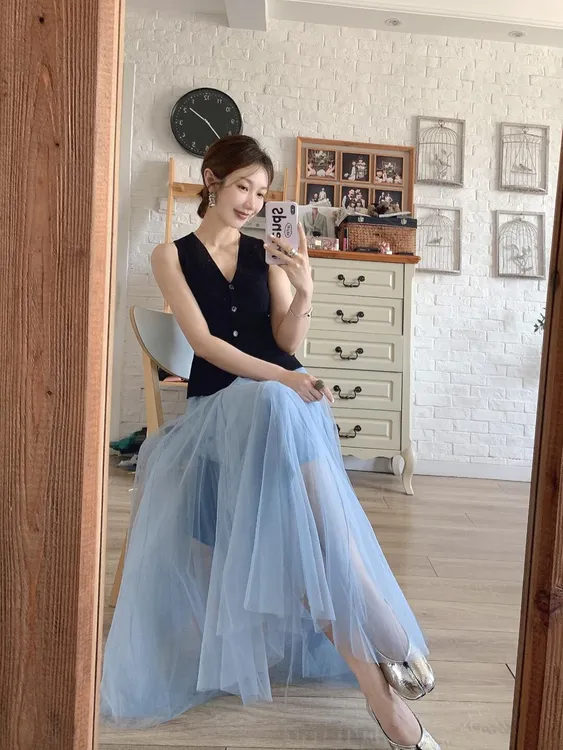 2025春夏新款黑色V领针织马甲背心女无袖外穿上衣百搭半身裙套装