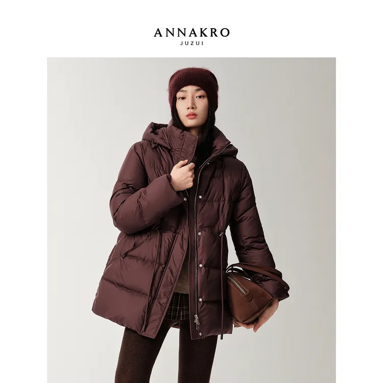 玖姿安娜蔻KWFD03337优雅三防发热连帽收腰鸭绒羽绒女2025冬新款