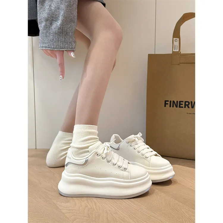 港风百搭增高小白鞋2025新款透气厚底时尚面包鞋配裙子休闲鞋女鞋