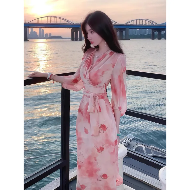 海边度假风粉色印花连衣裙2025夏季时尚洋气独特绝美法式系带长裙