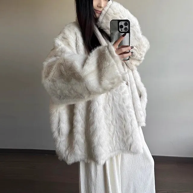 云雾石狐厚实保暖蝙蝠袖皮毛一体披肩式外套女慵懒顺滑环保毛大衣