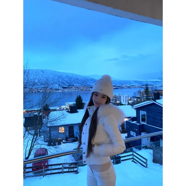 韩系复古白色大毛领连帽宽松棉服冬季新款高级感保暖修身牛仔长裤