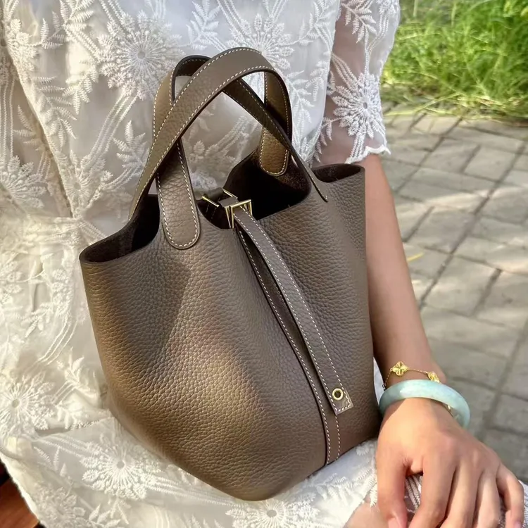 百搭手提包包香港品牌2025新款牛皮菜篮子水桶包女手工蜡线手提包时尚轻奢百搭
