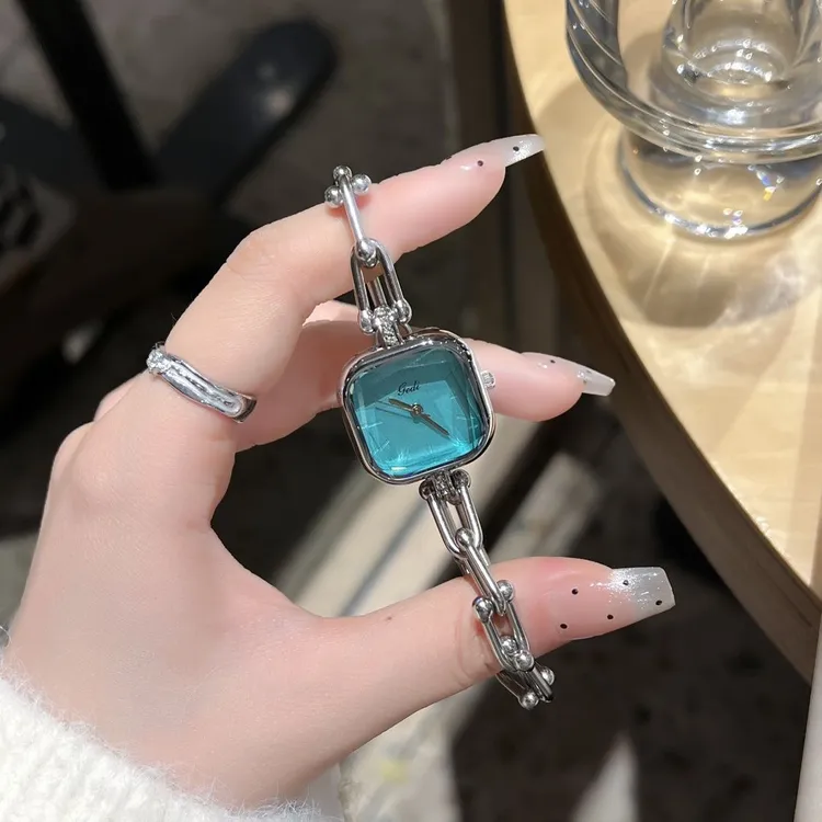 歌迪轻奢校园风小众高级感手链小巧精致多刻面玻璃高颜小方糖手表