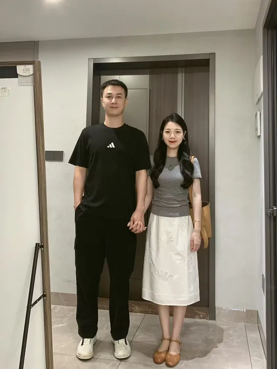 2025夏季新款韩系灰色正肩短袖t恤镂空刺绣蕾丝白色半身裙两件套