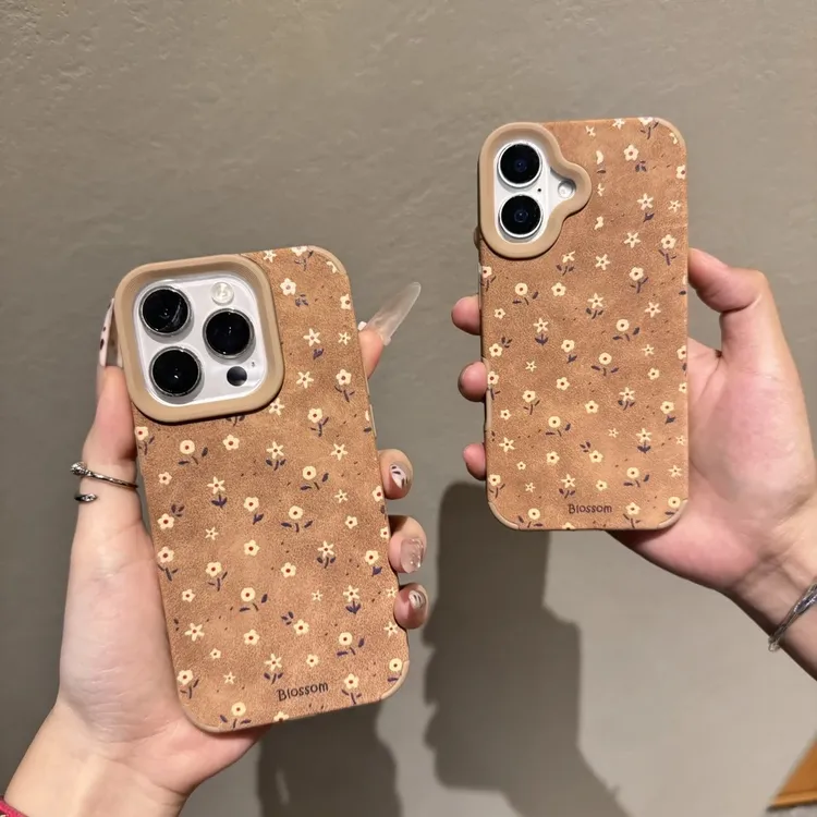 小清新满屏小黄花大孔翻毛皮适用苹果16/15promax手机壳iPhone13