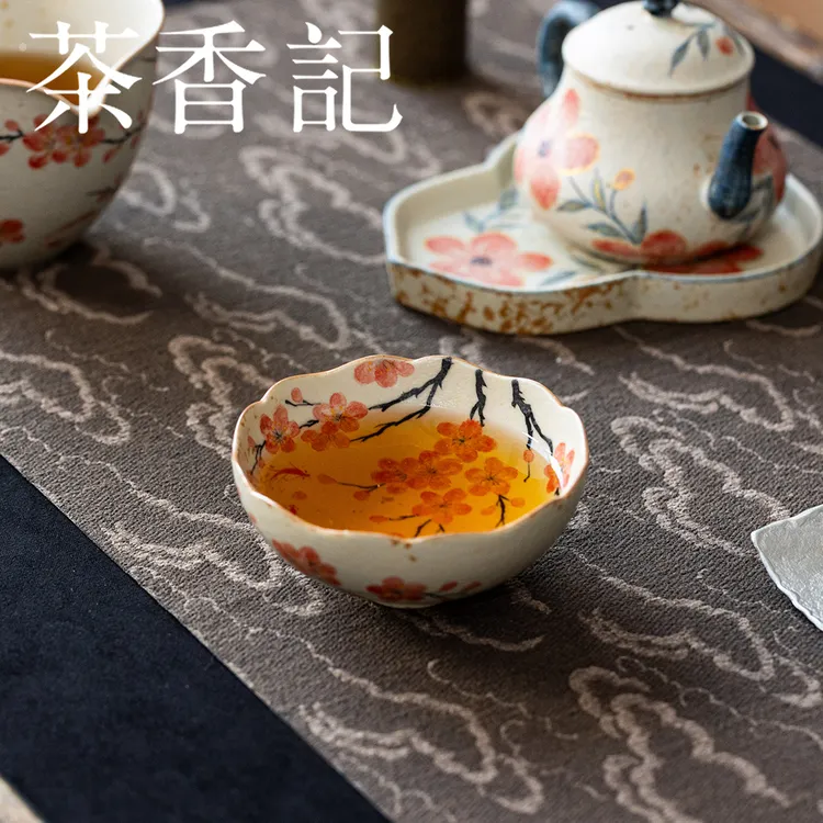 茶香记焦糖内外绘茶杯莲瓣花口梅花戏鱼80ml德化手绘陶瓷主人杯
