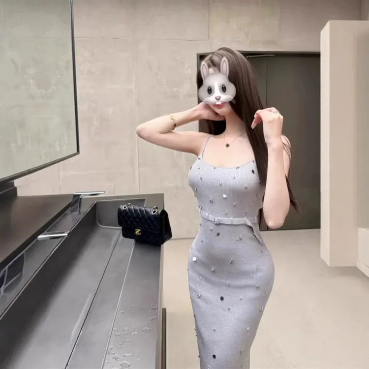 曲线主义针织连衣裙女夏季设计感钉珠银丝收腰修身吊带包臀裙子