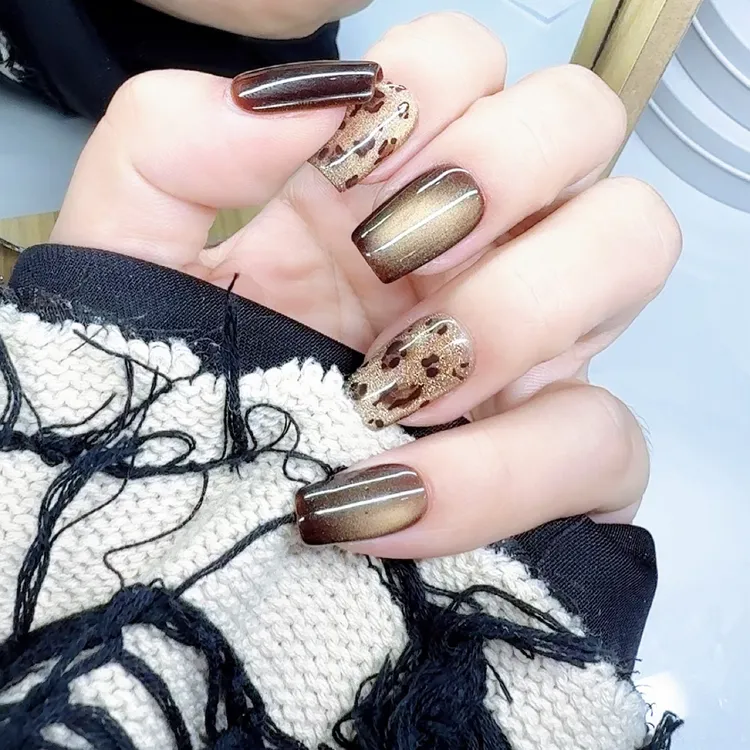 秋冬新款显白豹纹猫眼手工穿戴甲短款简约气质美甲贴金色片爆款