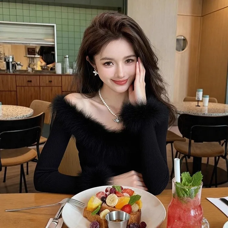 高级感黑色毛边v领一字肩毛衣女秋冬季千金小香风露肩针织衫外穿