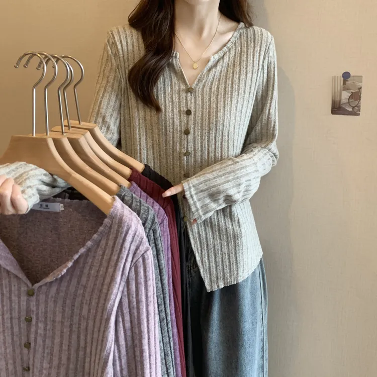 V领宽松型秋季新款女长袖大码针织打底衫220斤可穿奶茶系色G6001