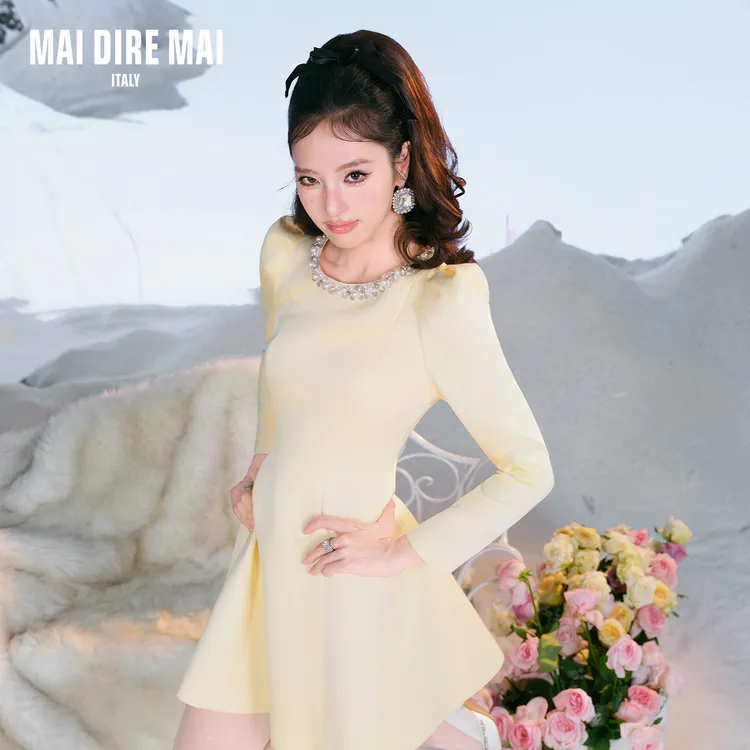 MAI DIRE MAI珍珠钻链圆领长袖收腰a字泡泡袖优雅气质连衣裙女冬