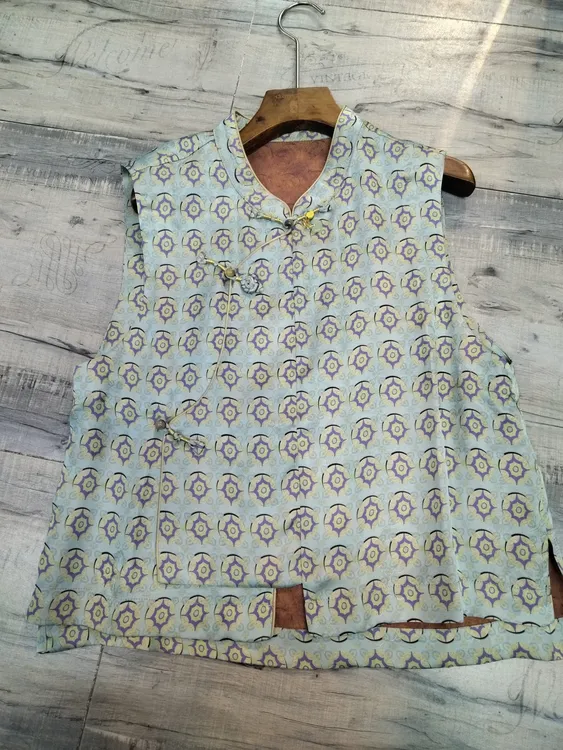 新中式国风桑蚕丝蜀锦斜襟马甲背心女盘扣坎肩上衣复古气质