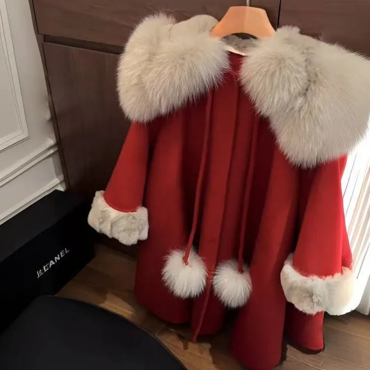 大翻领（不是连帽款）新年款女童中大童红色加绒毛球款纯色斗篷外套