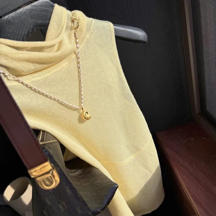 Vane｜“低饱和”鹅黄/墨黑堆堆领针织背心～