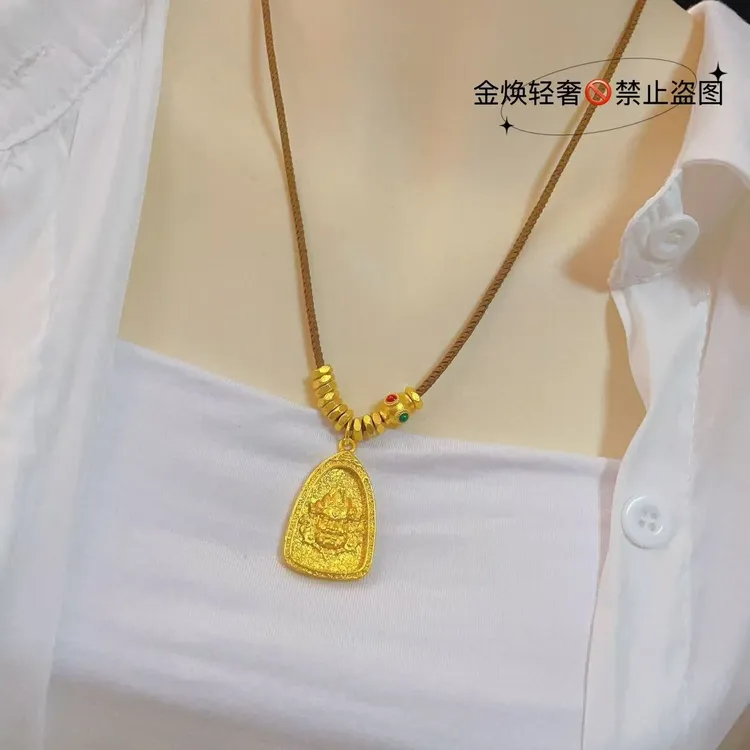 合金布艺项链 三角黄财神 秋冬穿搭的神
