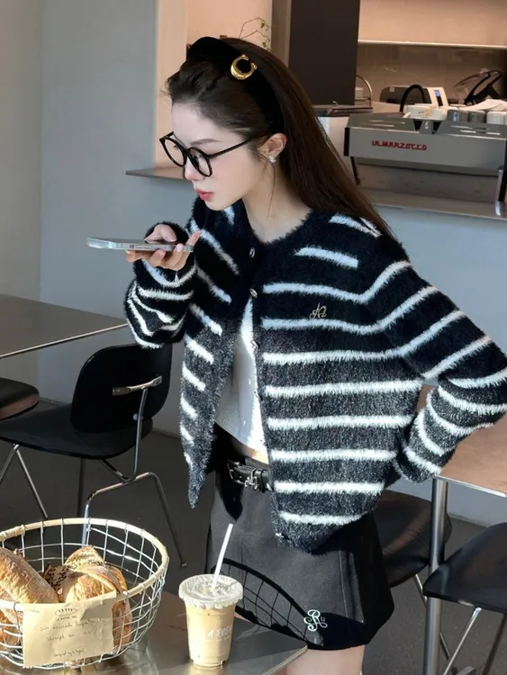 早秋女装2025新款韩系高级感减龄气质小香风撞色长袖条纹开衫外套
