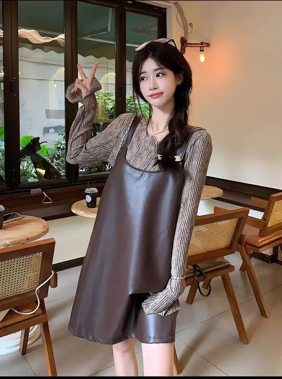 秋季新款时尚高级感气质显瘦减龄宽松打底衫皮裙两件套