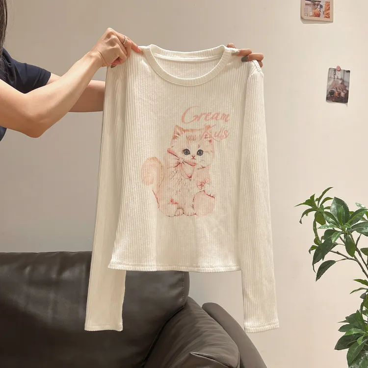 时尚白底粉猫圆领正肩长袖T恤女秋季可爱猫咪印花百搭基础款上衣
