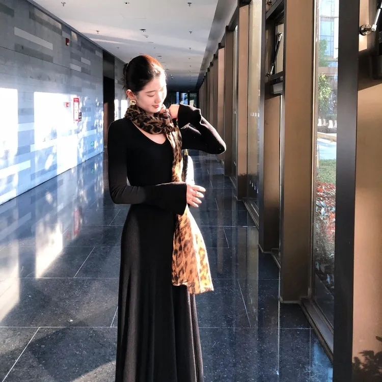 御姐穿搭法式v领修身黑色包臀连衣裙子女装新款秋冬季高级感长裙