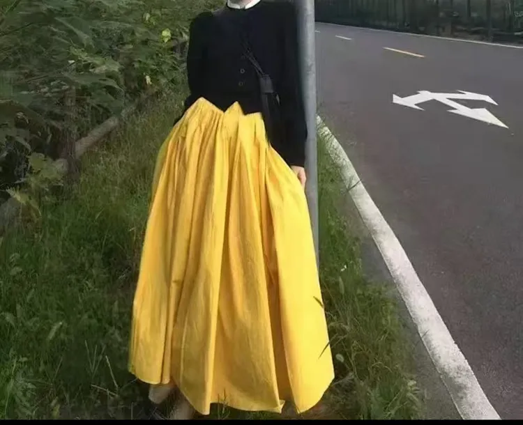 高级感假两件黑色针织开衫搭配明黄色高腰半身裙