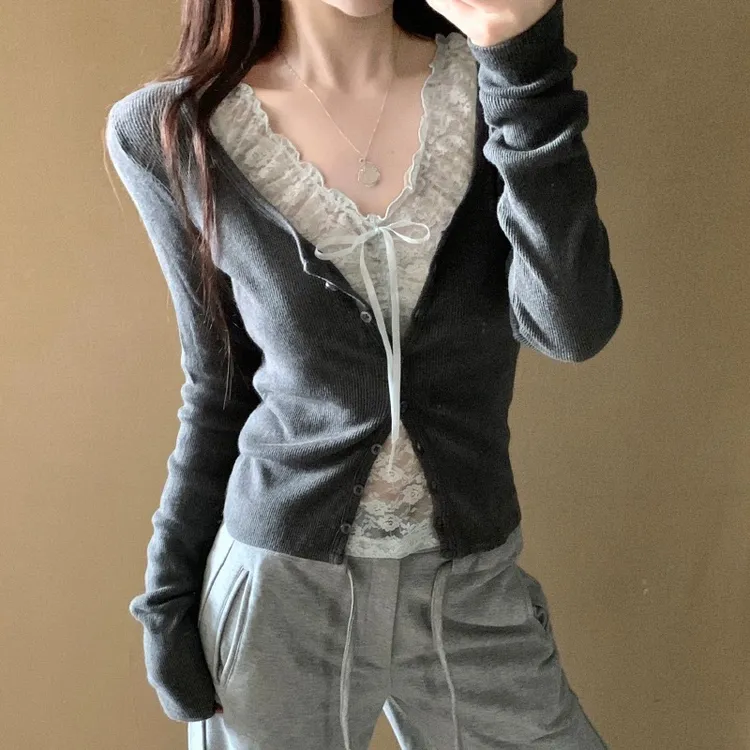 纯欲风假两件v领蕾丝背心拼接磨毛打底衫女早春新款修身长袖上衣