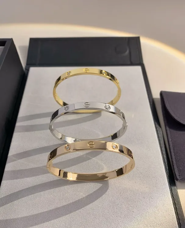 钛钢手镯  镀K金love系列四钻时尚不掉色手镯轻奢气质女椭圆形