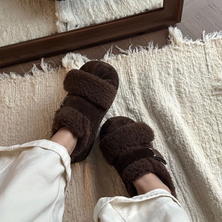 小发喵「冬日潮范魔术贴面包鞋｜暖绒包裹随性出街尽显轻奢腔调」