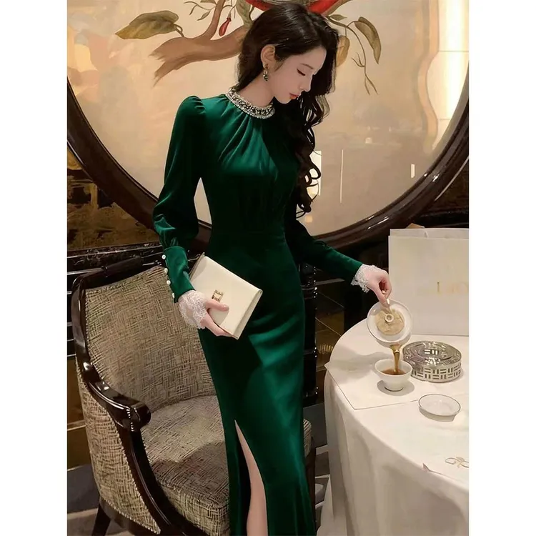 法式高端名媛女神范绿色丝绒连衣裙女秋冬季复古赫本风开叉长裙子