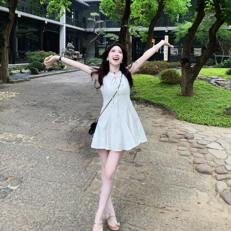 INS CEC法式白色系带无袖连衣裙女夏季裙子小个子甜美风a字短裙