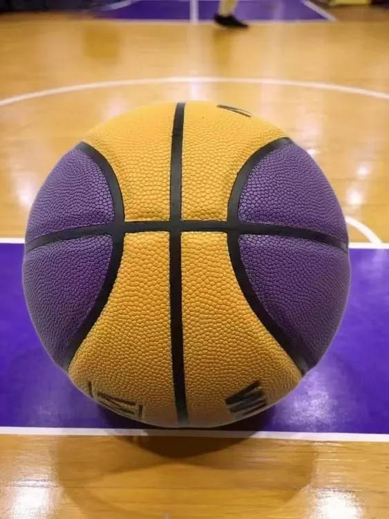 紫金撞色成人篮球：高质感吸湿软皮材质 专业赛场/日常训练通用款