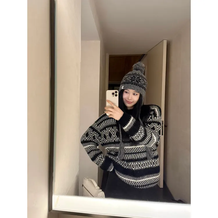 周淼【费尔岛】珠片黑白几何提花针织衫舒适慵懒毛衣女ZM25M8881Z