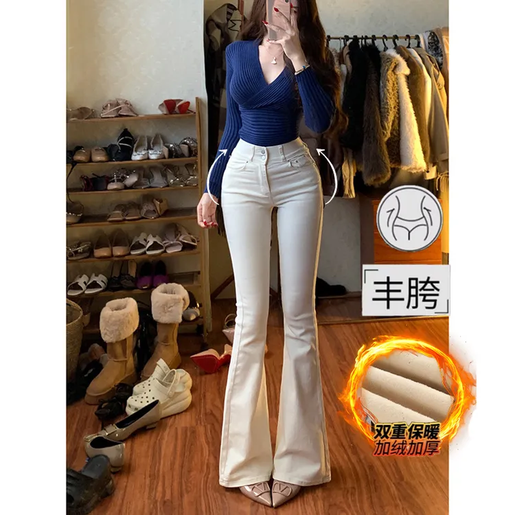 米白色加绒韩版双扣丰胯微喇牛仔裤女2025冬季新款紧身显瘦喇叭裤