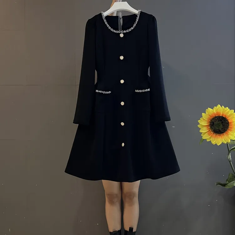 法式小香风圆领重工钉珠单排扣收腰显瘦时尚气质连衣裙
