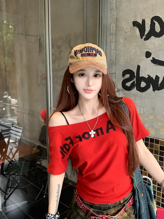 美式辣妹斜肩短袖t恤女夏2025新款字母印花灰色宽松显瘦露肩上衣