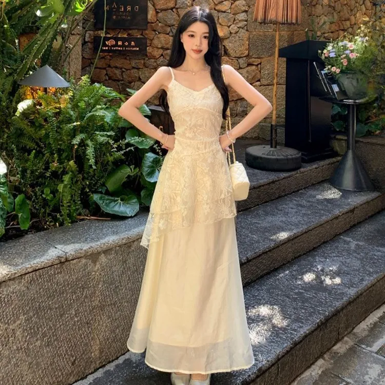 杏色温柔吊带法式连衣裙女夏季2025新款蕾丝不规则刺绣气质长裙