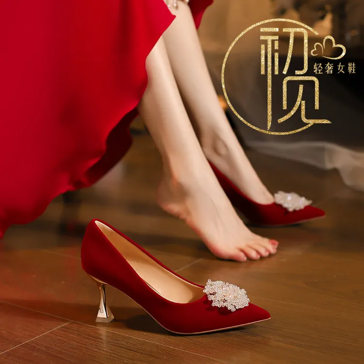 红色绒面婚鞋女2025新款秀禾敬酒服不累脚新娘鞋鞋酒杯跟新手可穿