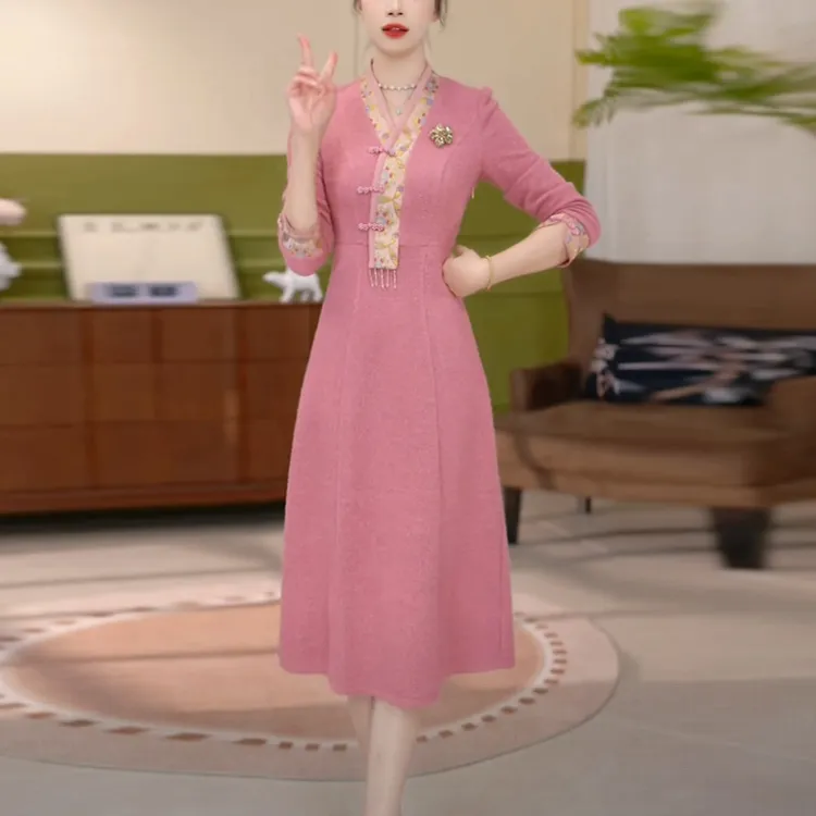 雪花绒洋气衣服女2025秋冬季新款长袖时尚粉色新中式打底连衣裙子