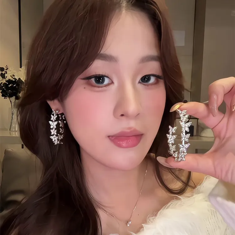 铜合金耳饰 金属风立体蝴蝶亮闪耳环时尚设计感耳钉气质精致耳饰