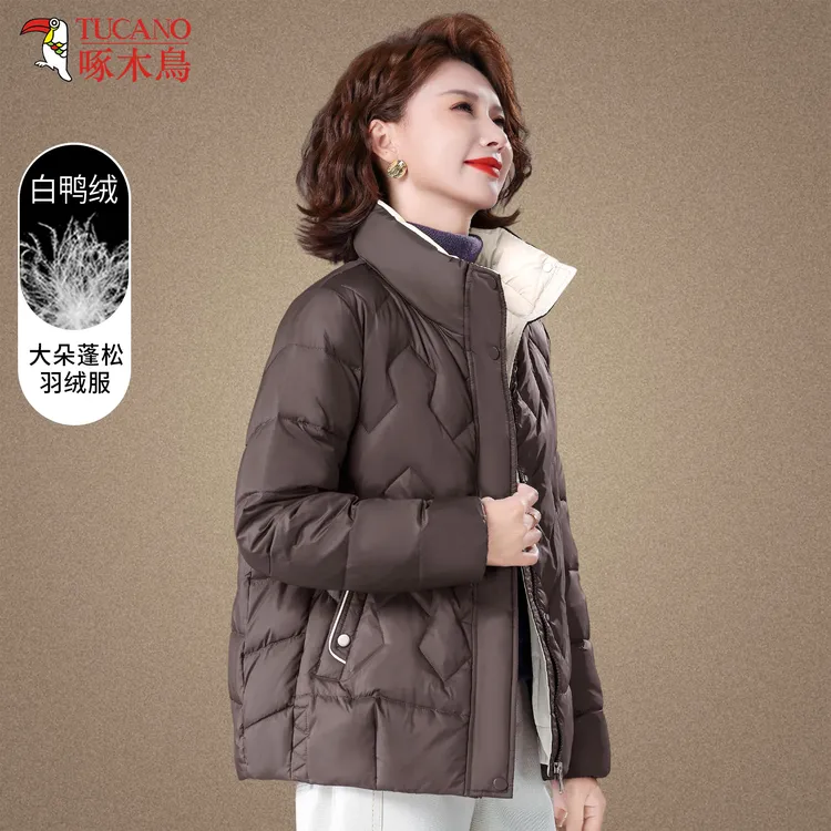 啄木鸟洋气妈妈冬装羽绒服新款保暖棉袄中老年人女冬季白鸭绒外套